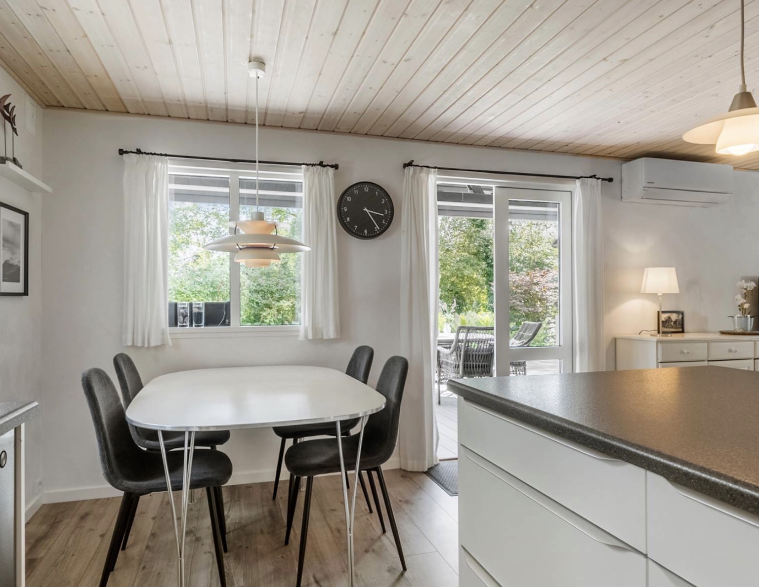 Køkken og spiseplads